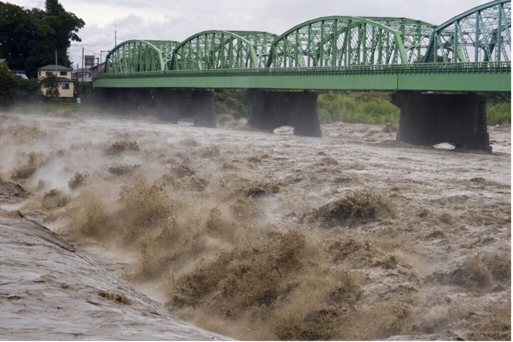 台風により増水して荒れる河川