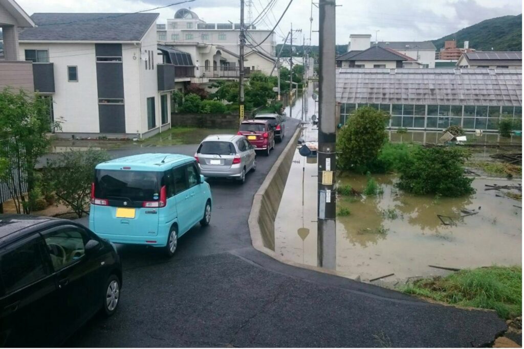 車で避難する様子