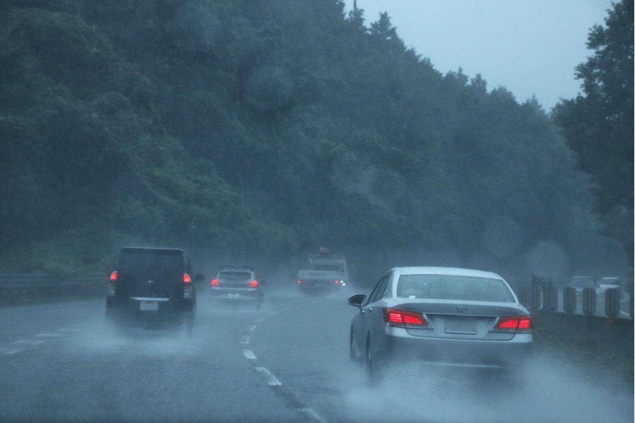 大雨の中を走る車