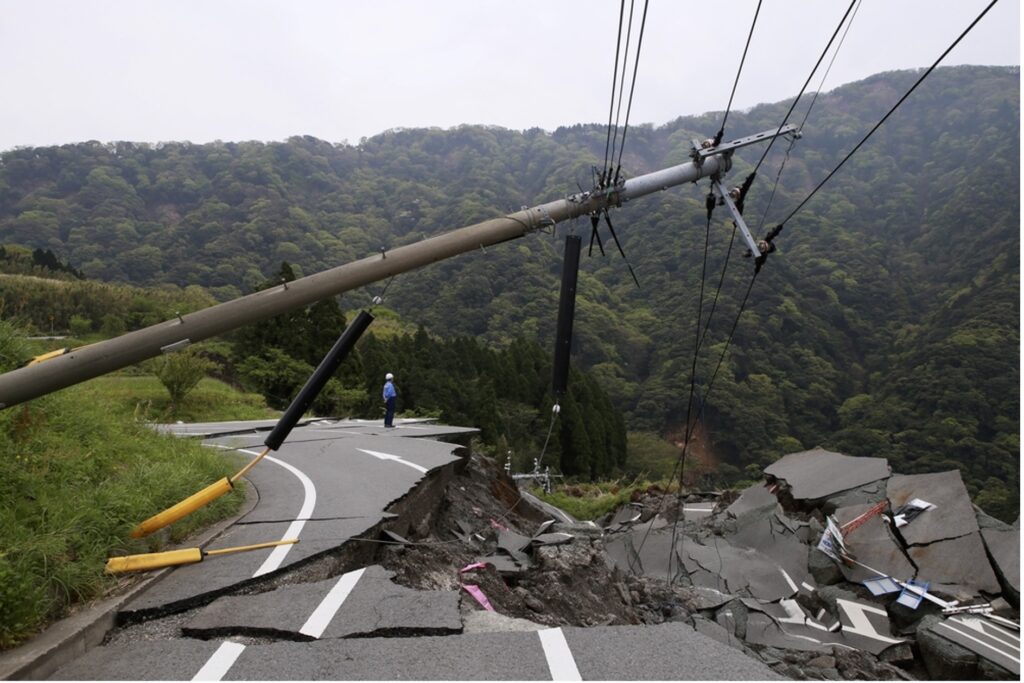 東日本大震災で寸断された道路