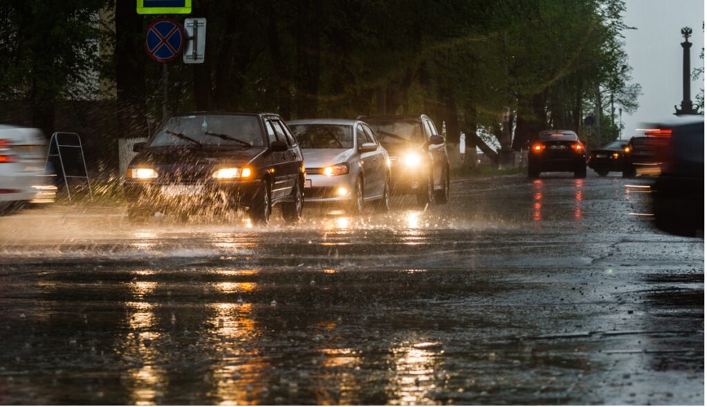 大雨の中を走る車