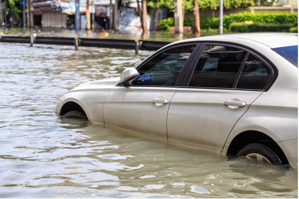 大雨の影響で停止した車