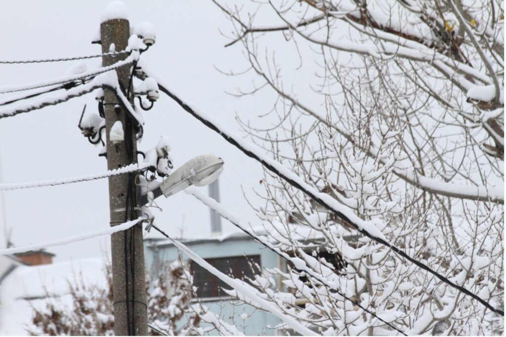 電線に積もった雪