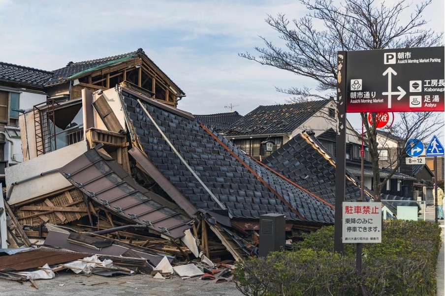 地震で倒壊した家屋