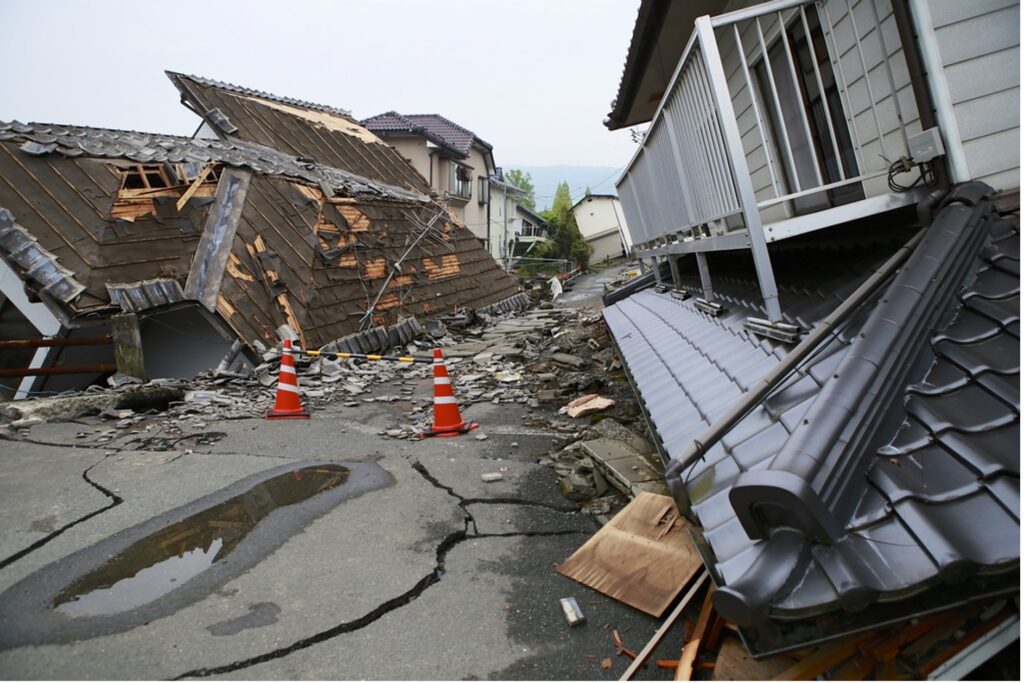 地震で倒壊した家屋