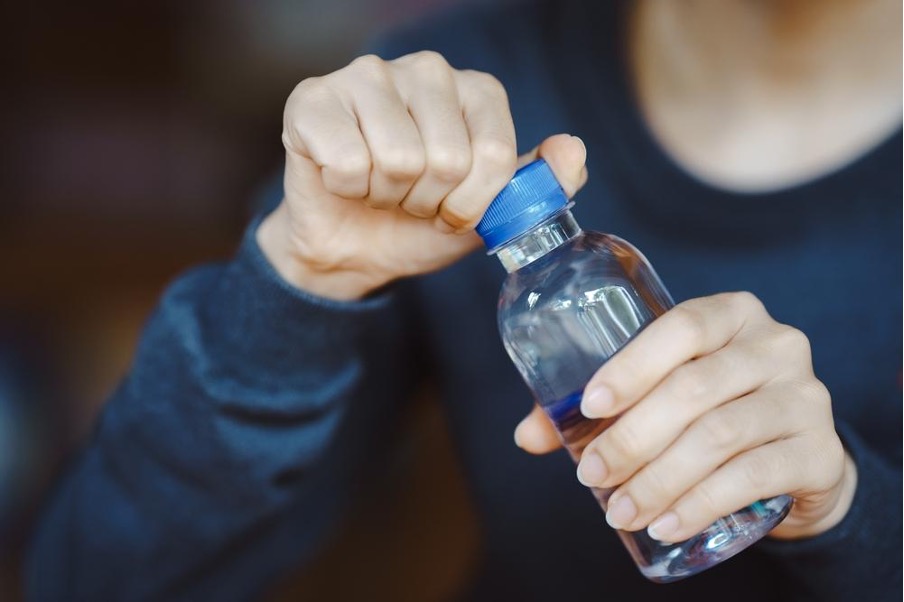 水分を取る女性