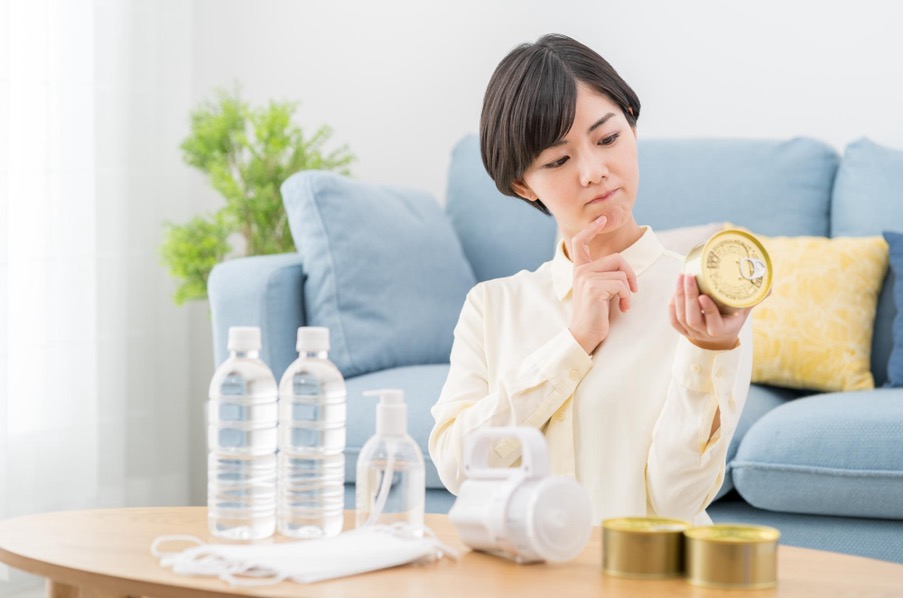 食料の消費期限を確認する女性