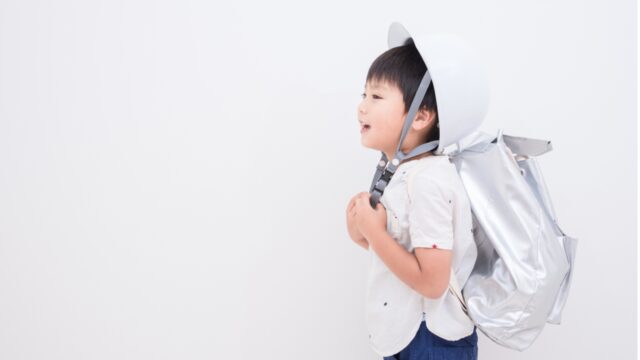 防災リュックを背負った男の子