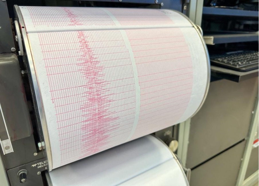 地震の大きさを記録する様子