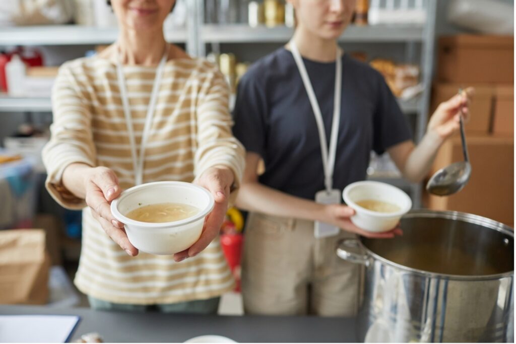 炊き出しをするボランティア