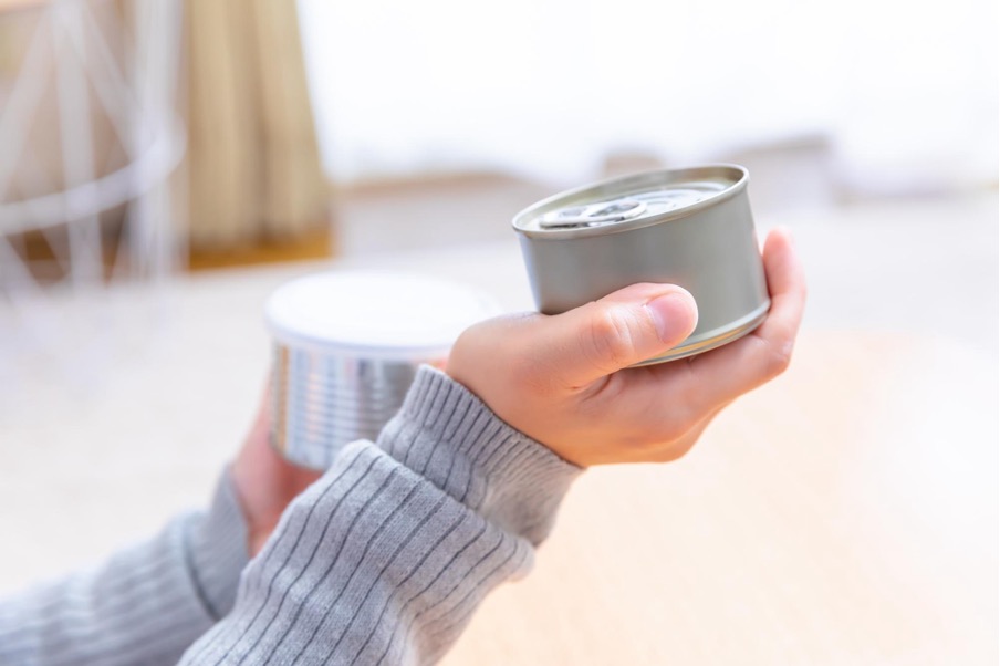 フェーズフリーな食品を持つ女性