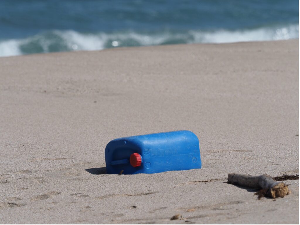 海辺に打ち捨てられた灯油タンク