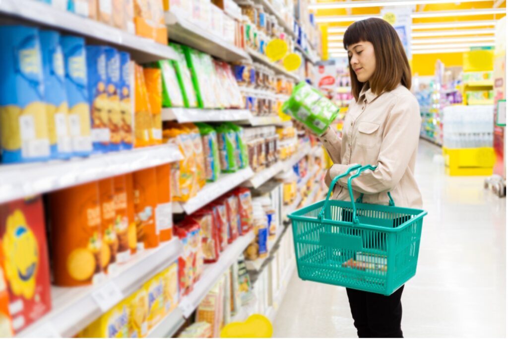 スーパーで食品をチェックする女性