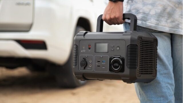 車にポータブル電源を載せる人