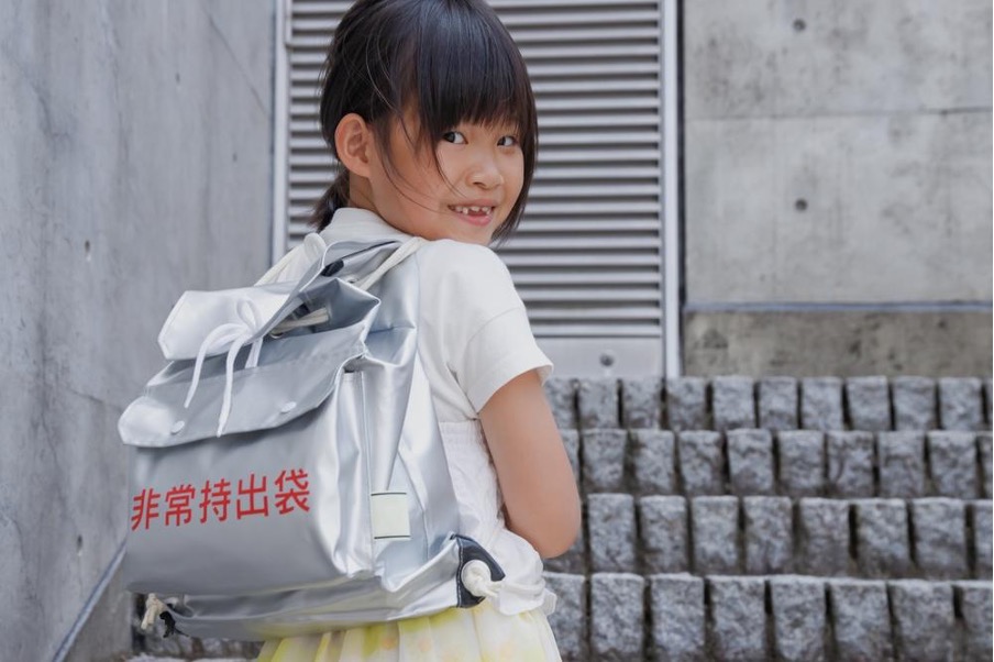 防災リュックを背負う少女