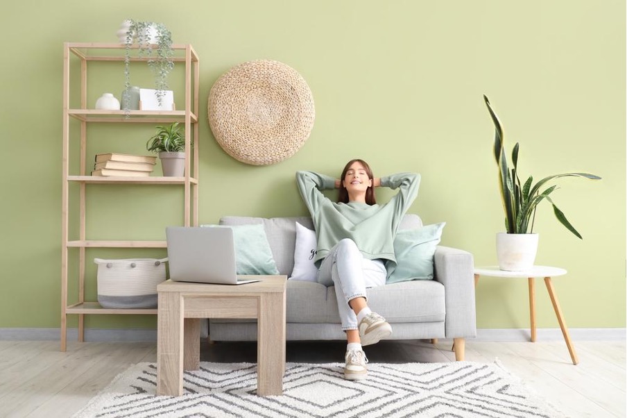 シンプルな部屋でくつろぐ女性