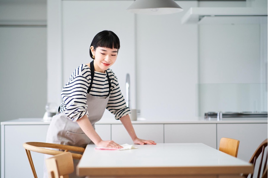 テーブルを拭く女性