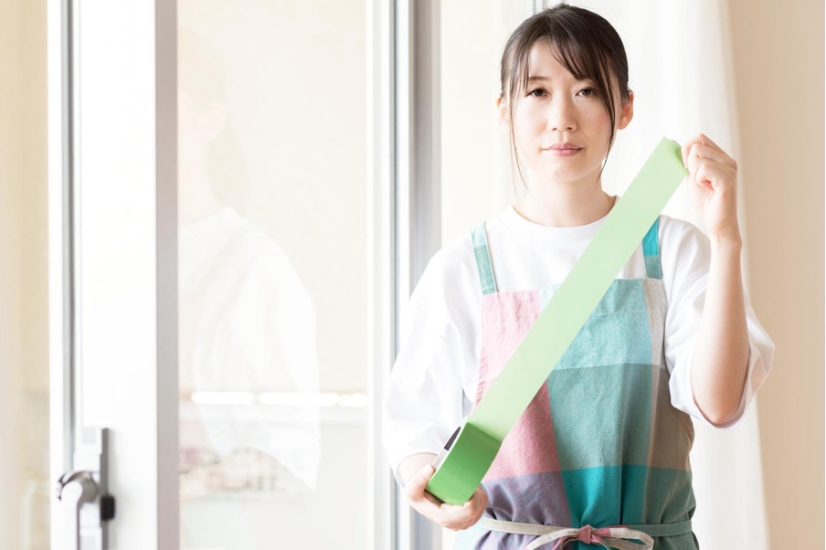 養生テープを持つ女性