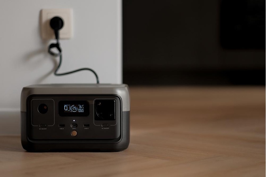 充電中のポータブル電源