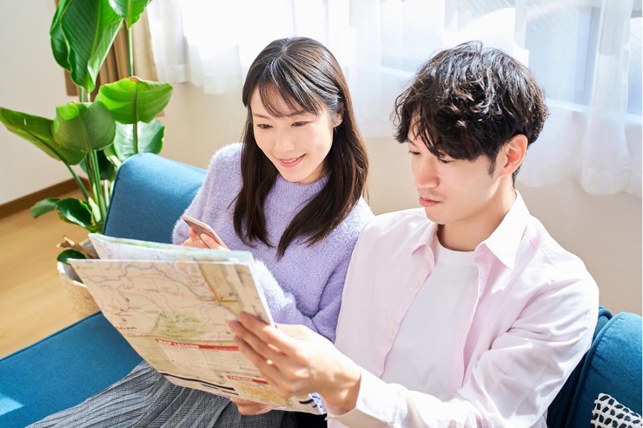 地図を見ながら話し合う男女
