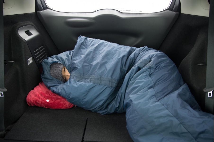 車で寝る人