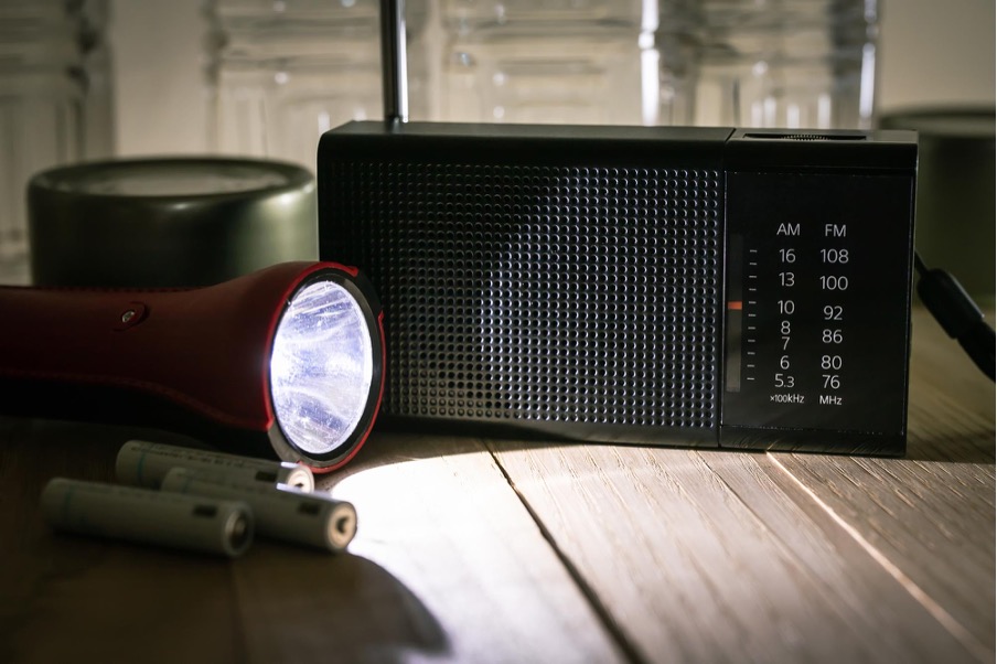 停電中に使うラジオと懐中電灯