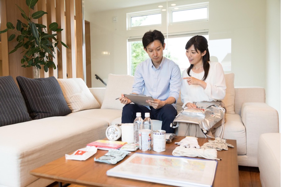 防災グッズを準備するカップル