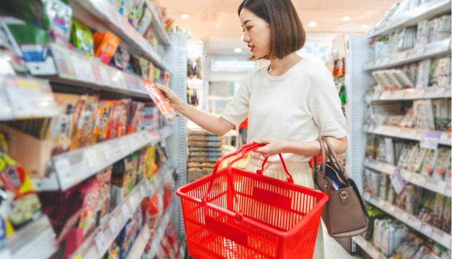 スーパーで買い物をする女性