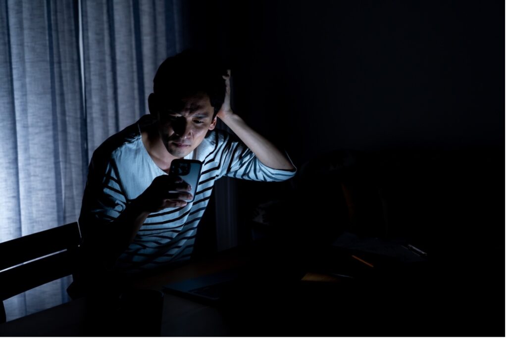 停電で困っている男性