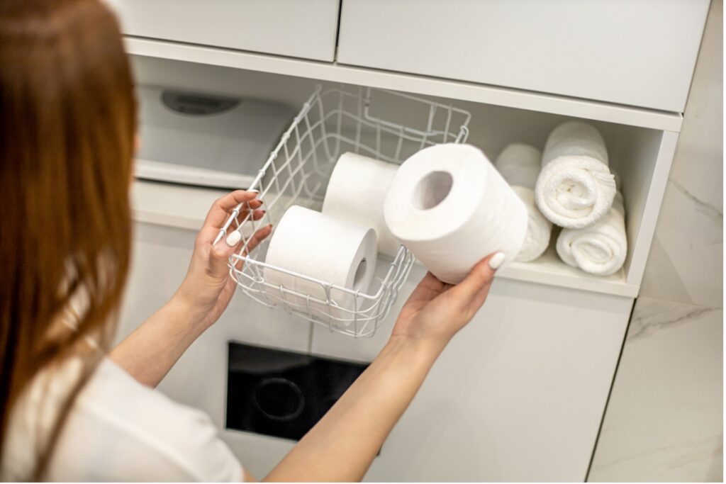 トイレットペーパーのストックを確認する女性