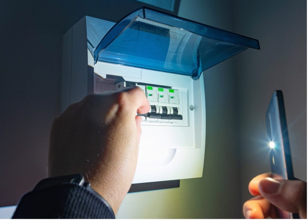 分電盤を確認する様子
