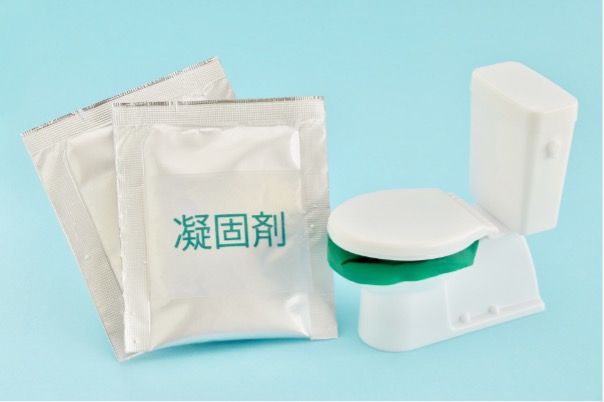ミニチュアの非常用トイレと凝固剤