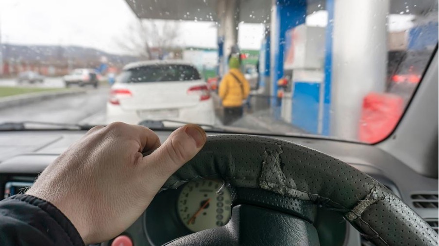 ガソリンを入れるために並ぶ運転手