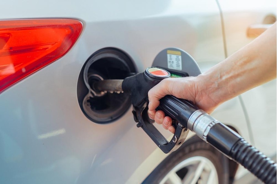 ガソリンを給油する人