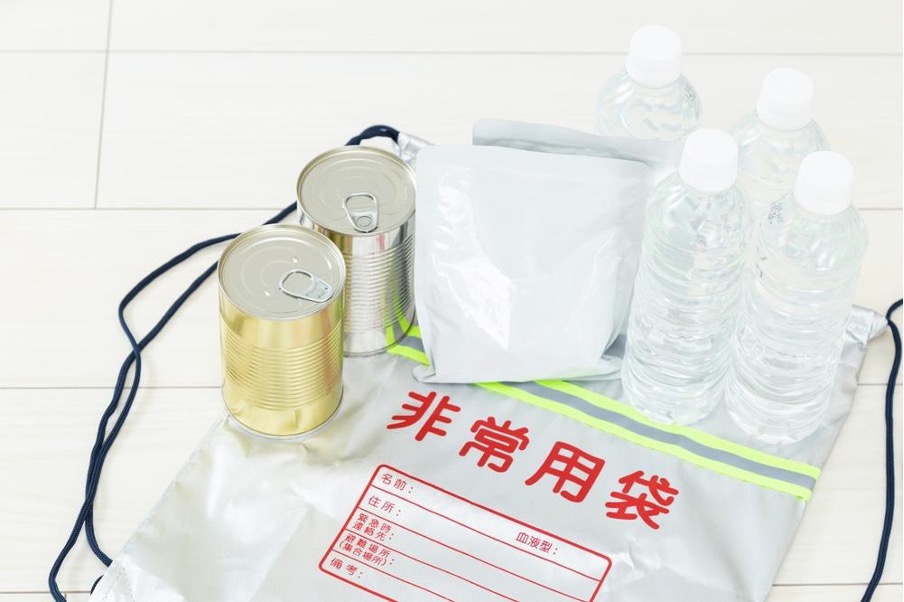 非常用持ち出し袋と水や食料