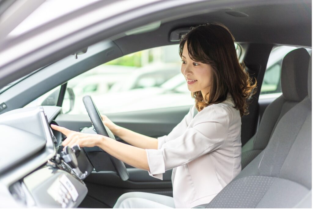 ガソリンメーターを確認する女性