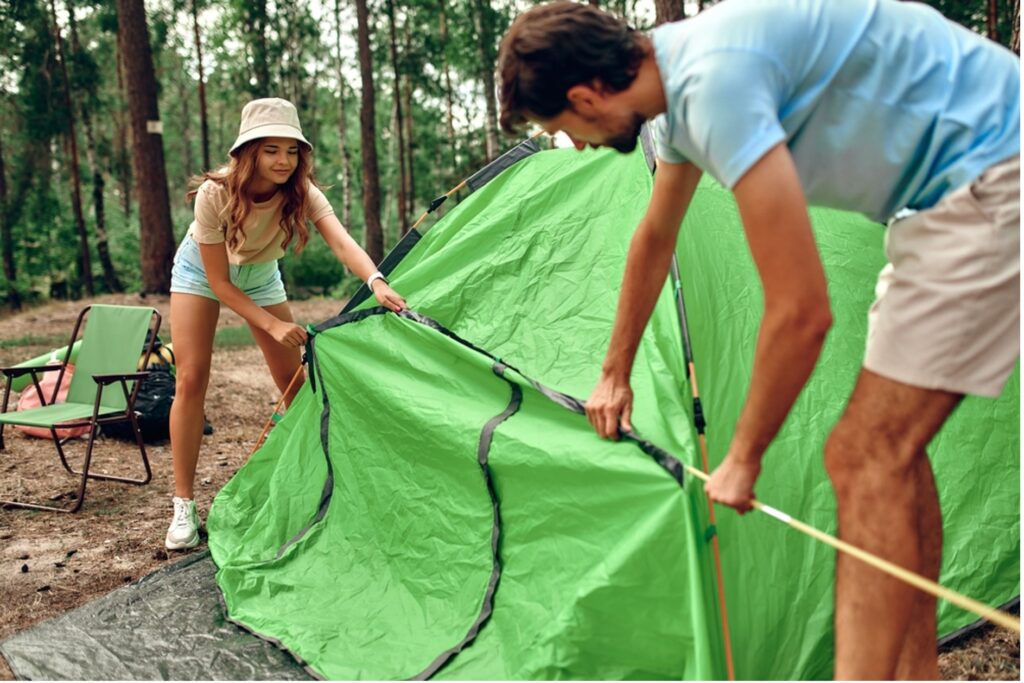 テントを立てる親子