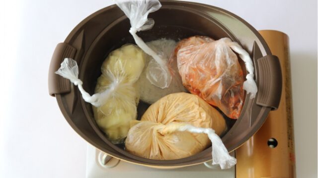 ポリ袋調理をする様子