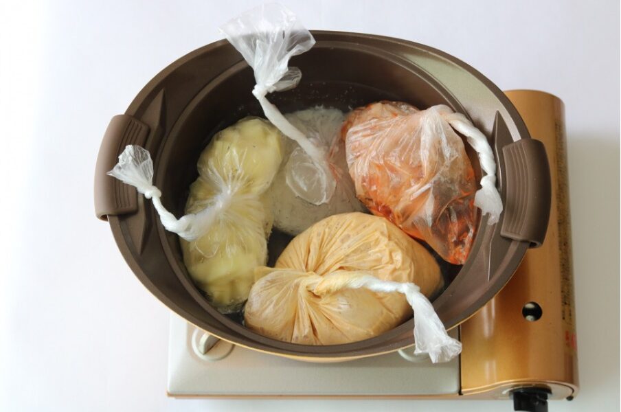 ポリ袋調理をする様子