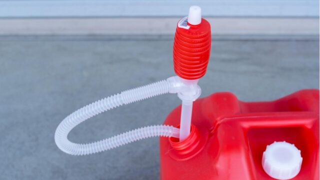 灯油のタンクと灯油ポンプ