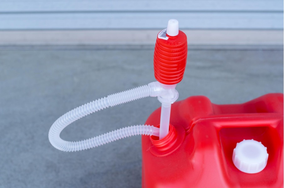 灯油のタンクと灯油ポンプ