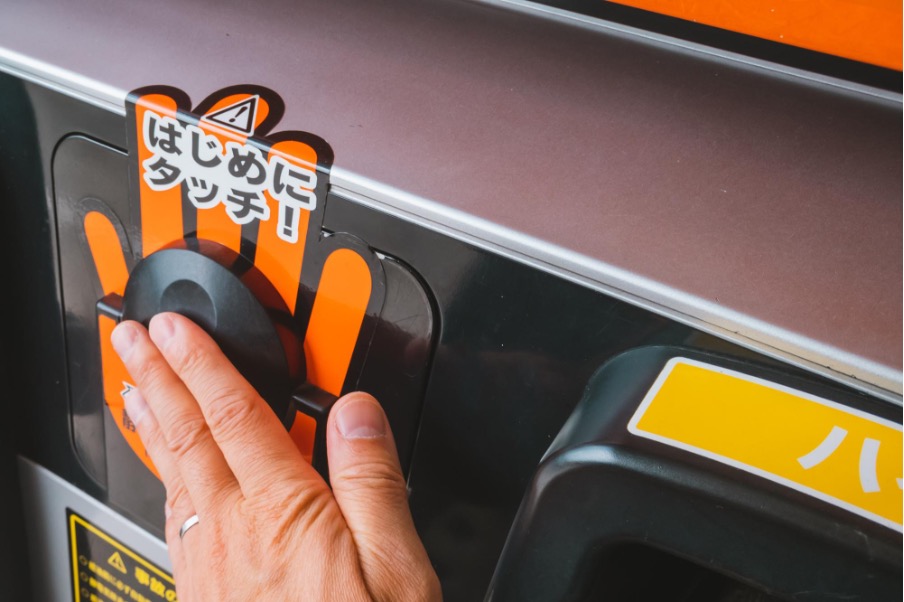 ガソリンスタンドの静電気除去シート