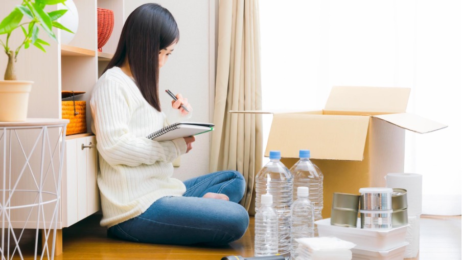 備蓄品リストをチェックする女性