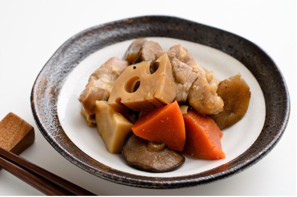 皿に盛られた筑前煮