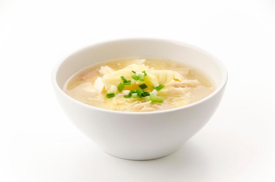 椀に盛られた温かいスープ