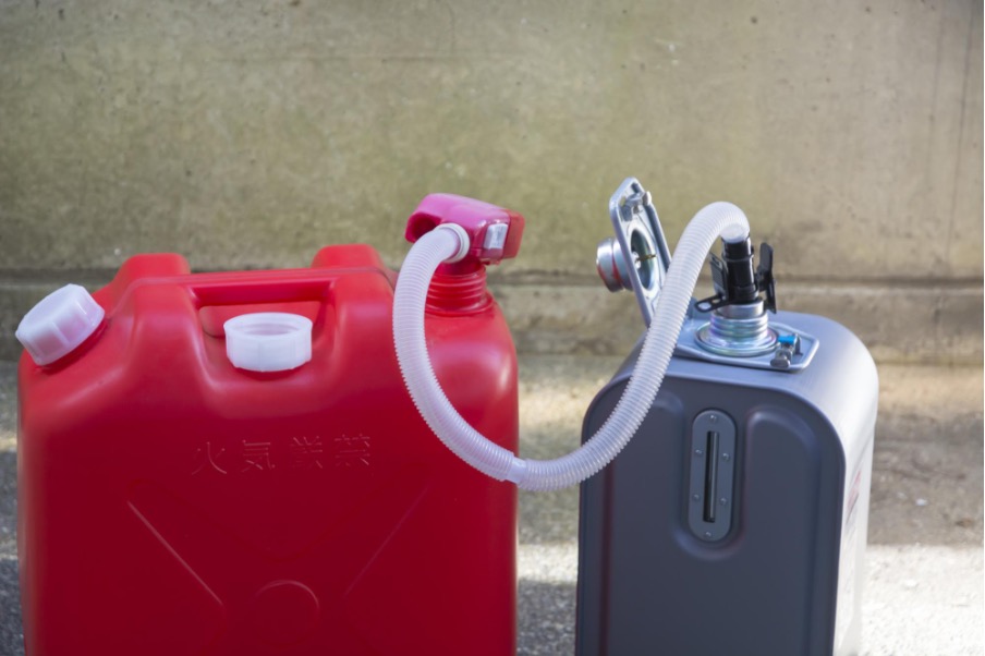 灯油を給油している様子