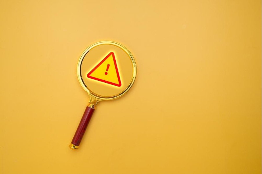 注意マークの虫眼鏡