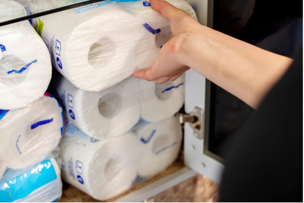 トイレットペーパーがストックされた棚