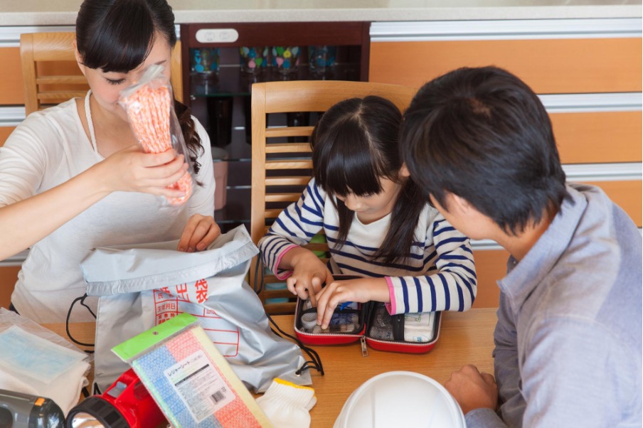備蓄品を準備する家族