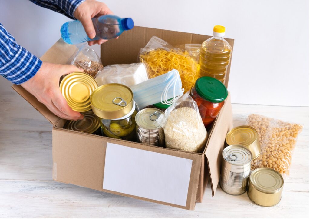 段ボールにストック品を入れる様子